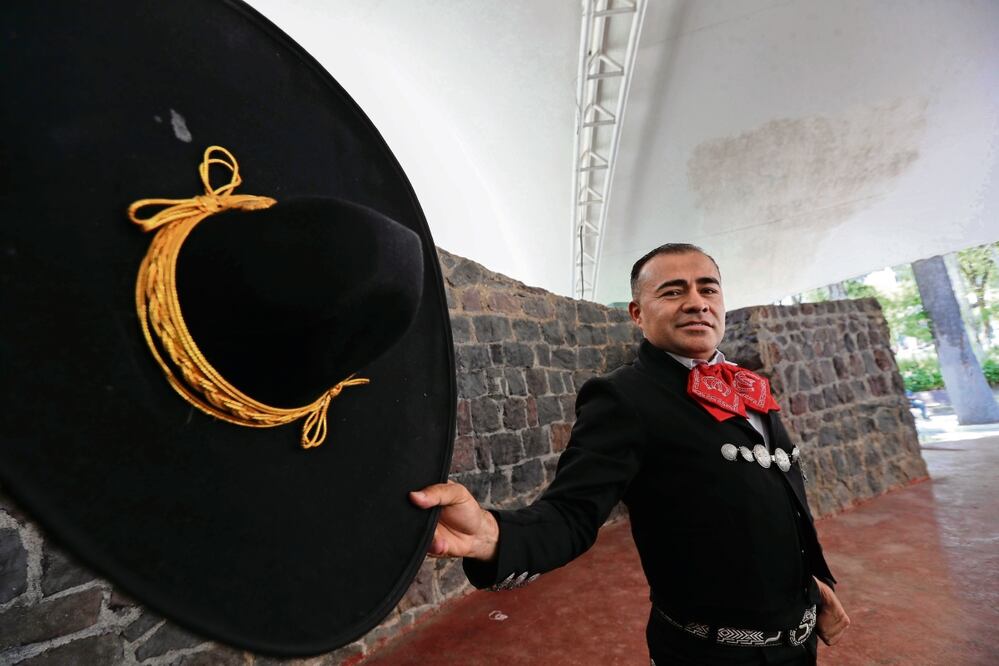 El policía Carlos fue asignado desde hace 18 años a la región Nezahualcóyotl. Lleva 25 como bailarín. Foto: Jorge Alvarado / EL UNIVERSAL