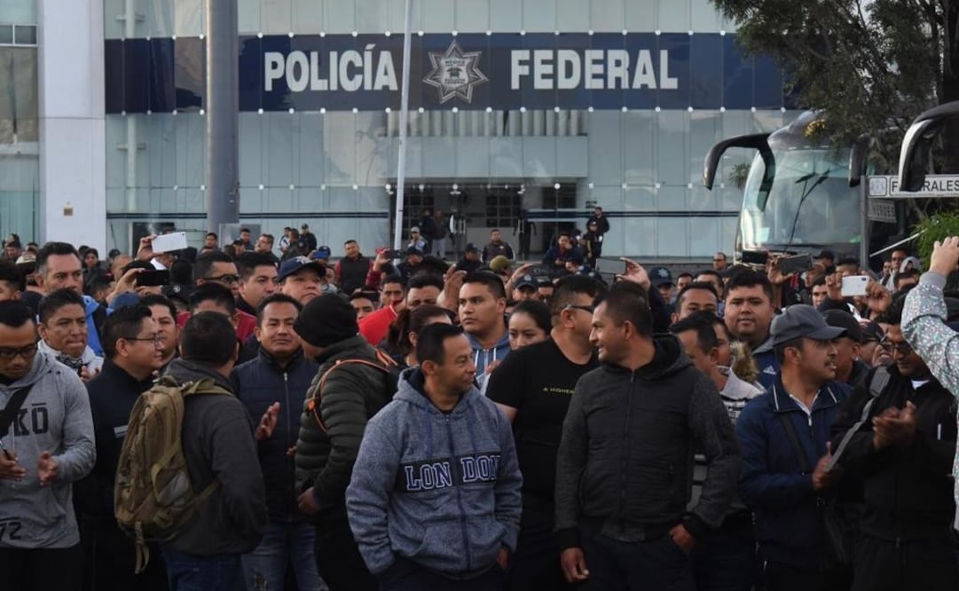 Policías federales protestan desde muy temprano. Foto: Armando Martínez/EL GRÁFICO
