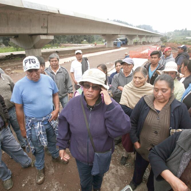 Comuneros de San Juan Coapanoaya y San Jerónimo Acazulco pararon las obras del Tren Interurbano México-Toluca, a la altura del kilómetro 37. (JORGE ALVARADO. EL UNIVERSAL)