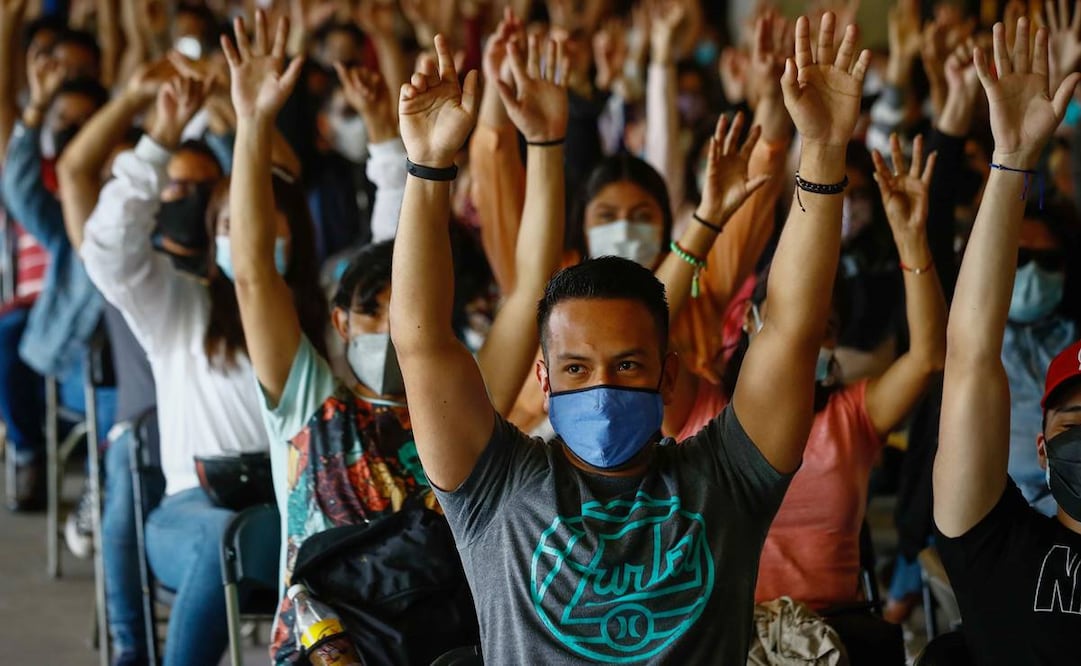 En la sede de la Arena Ciudad de México, habilitada para vacunar a jóvenes de Gustavo A. Madero, el proceso fue ágil y en 30 minutos ya estaban afuera. Foto: Diego Simón. EL UNIVERSAL