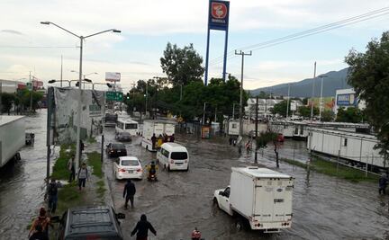 Se desborda canal de aguas negras en Tultitlán