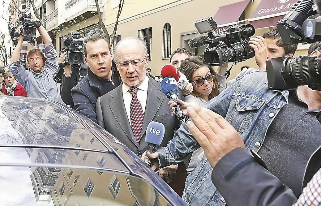 El ex vicepresidente del gobierno español, Rodrigo Rato, entra en un vehículo a su salida de su domicilio en Madrid, ayer. El también ex director gerente del FMI permaneció más de siete horas detenido, el jueves, acusado de lavado de dinero (EFE)