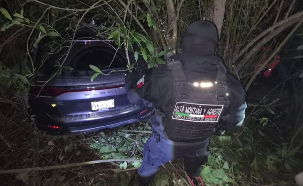 Volcadura en Amecameca deja seis lesionados; rescatistas cierran la carretera.
Foto: Especial.