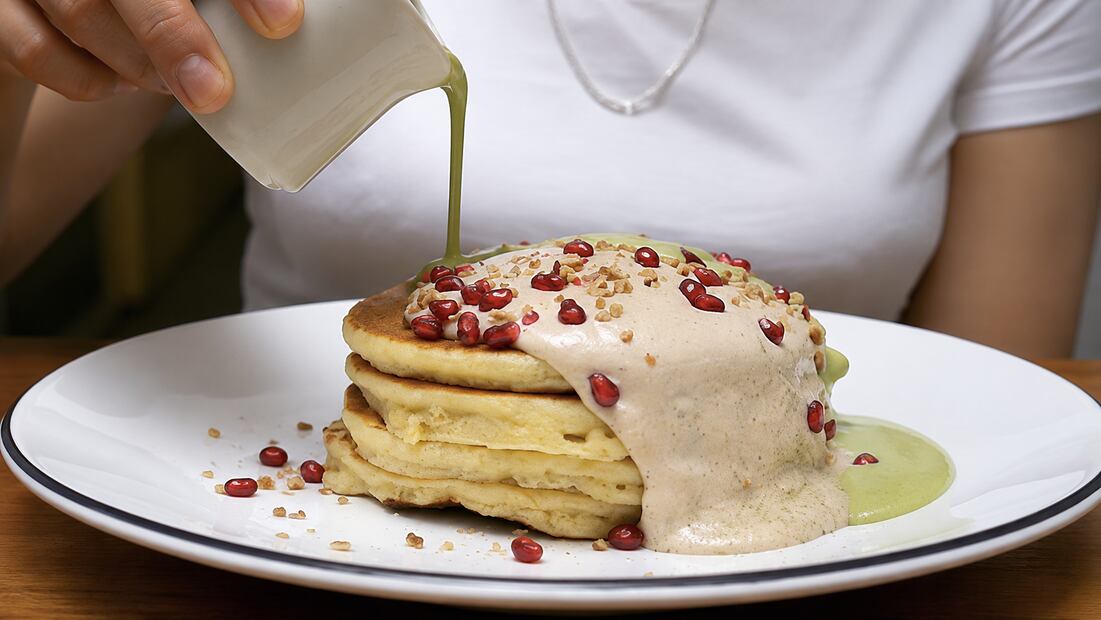 Los hotcakes se reinventan con los sabores del chile en nogada, que le dan un toque mexicano a este desayuno. Foto: Instagram @kroket_mx