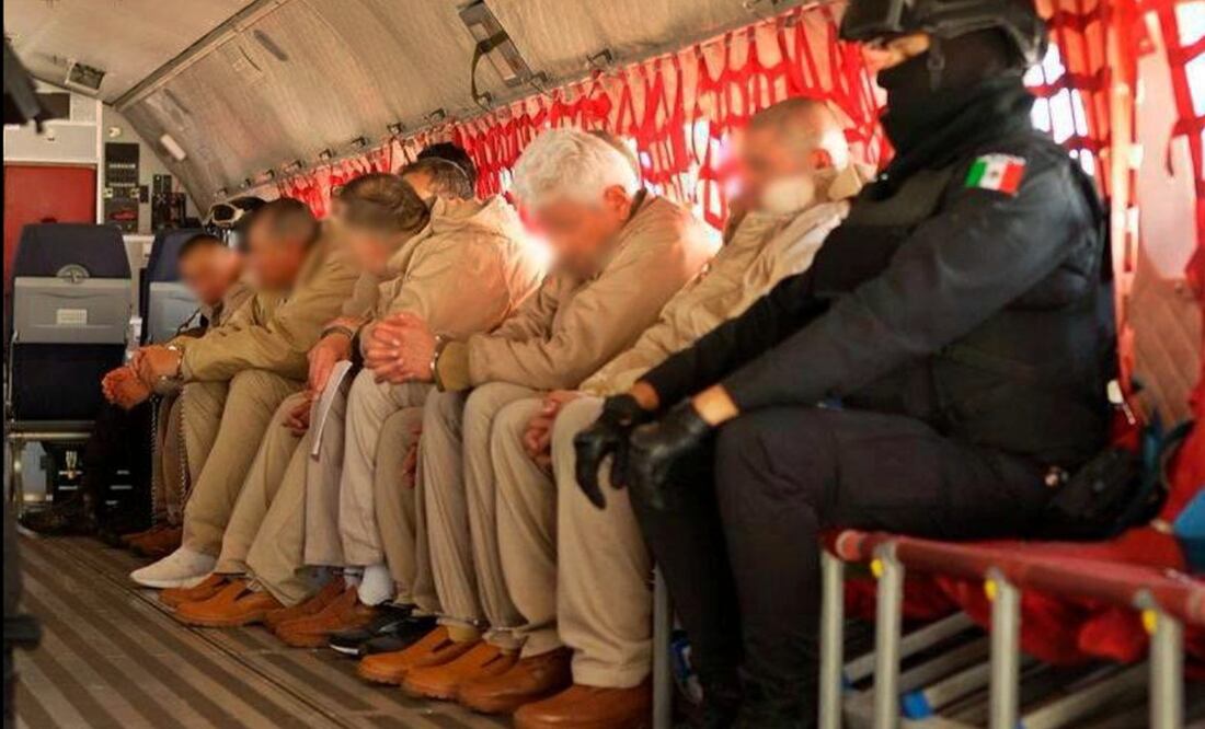 Desde las instalaciones militares de Santa Lucía, en ocho aeronaves, cinco del Ejército y tres de la Marina, se realizó la entrega masiva de capos a Estados Unidos. Foto: especial