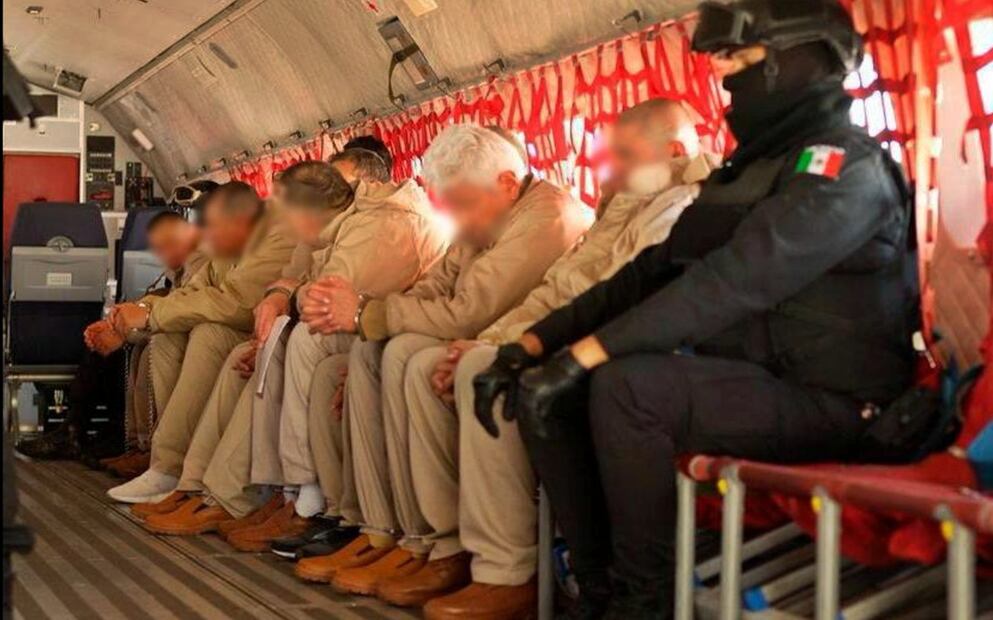 Desde las instalaciones militares de Santa Lucía, en ocho aeronaves, cinco del Ejército y tres de la Marina, se realizó la entrega masiva de capos a Estados Unidos. Foto: especial