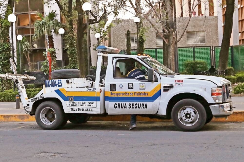 Las grúas no podrán infraccionar a los automovilistas, pues sólo se llevarán unidades al corralón hasta recibir una denuncia ciudadana o a petición expresa de las autoridades delegacionales. (BERENICE FREGOSO. EL UNIVERSAL)