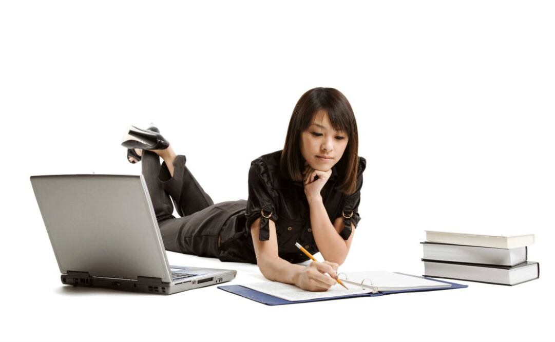 Sitios como Khan Academy en línea, Coursera, Duolingo y Lumosity entre otras, son una buena opción para apoyar a los estudiantes en el nuevo ciclo escolar