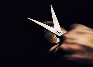 Mujer amenaza con tijeras y muerde a joven al intentar robarle su auto en Nuevo León