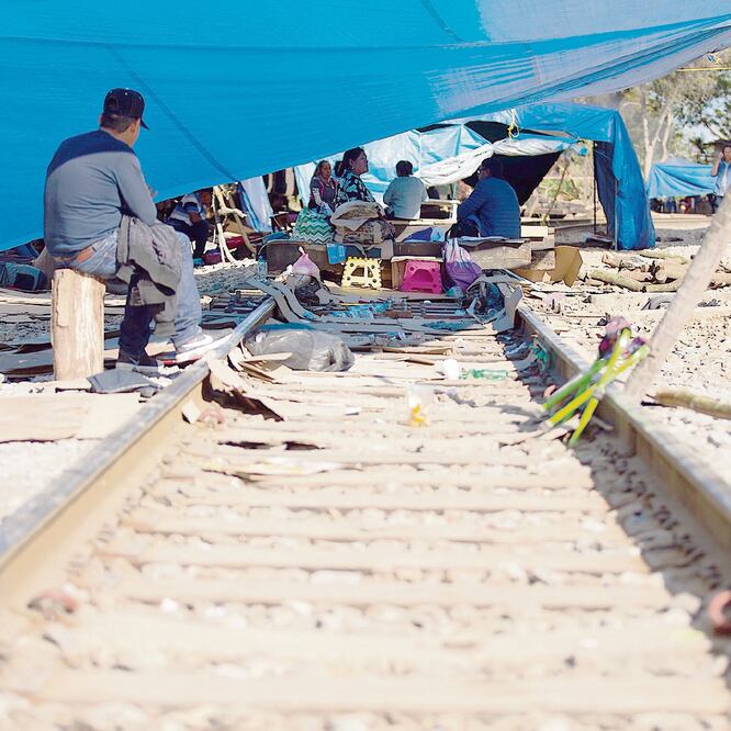 En Uruapan, uno de los tramos que permanecen cerrados al paso de trenes, maestros de la CNTE mantienen sus campamentos. FOTOS: RODOLFO AYALA. EL UNIVERSAL