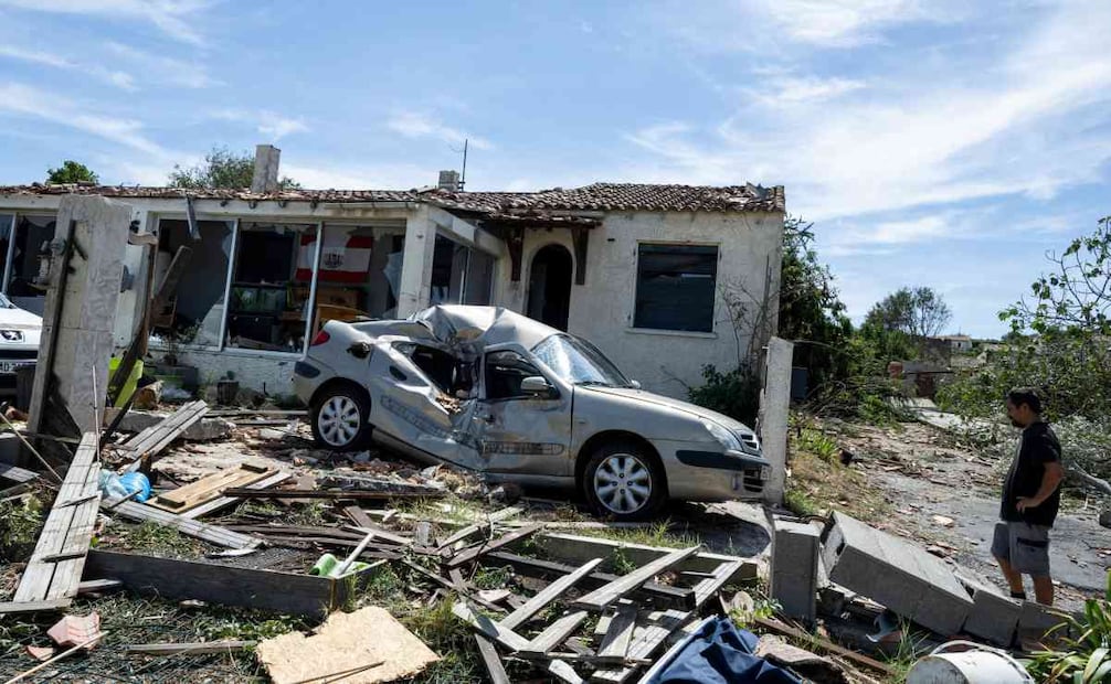 Un residente se encuentra frente a una casa dañada después de que un tornado arrasó el pueblo de Pomas, en el sur de Francia, el martes 25 de agosto de 2026. Foto: AP