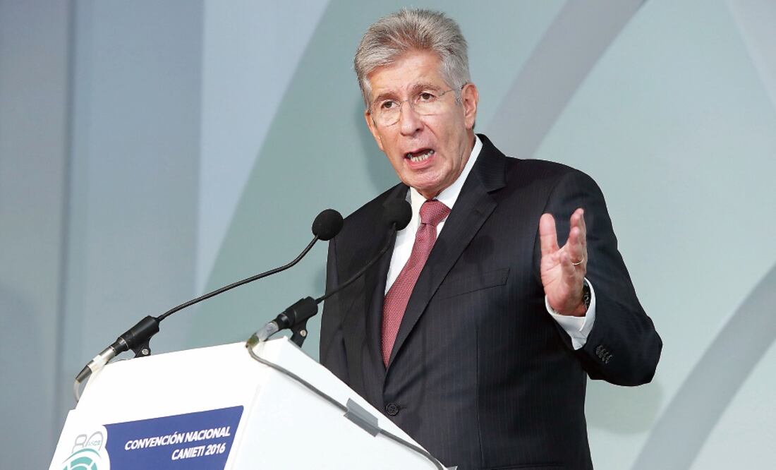 El titular de la SCT confío en que los slots que debe ceder Aeromexico por su alianza con Delta, será resuelto por las empresas (ARCHIVO EL UNIVERSAL)