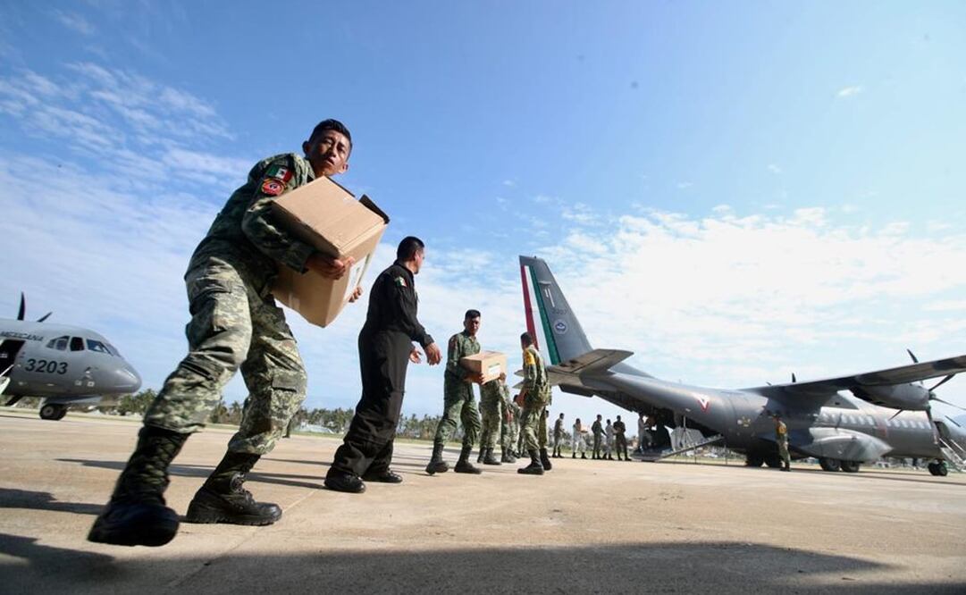 Dos aeronaves del ejército cargados con 3 toneladas de víveres y agua, arribaron a la Base Aérea Militar 7 en Pie de la Cuesta, Acapulco, para ser llevadas a la gente damnificada. Foto: Valente Rosas/EL UNIVERSAL