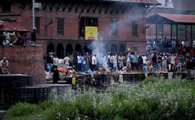 Nepal despide a víctimas de la riada fatal; familias realizan funerales simbólicos, sin cuerpos