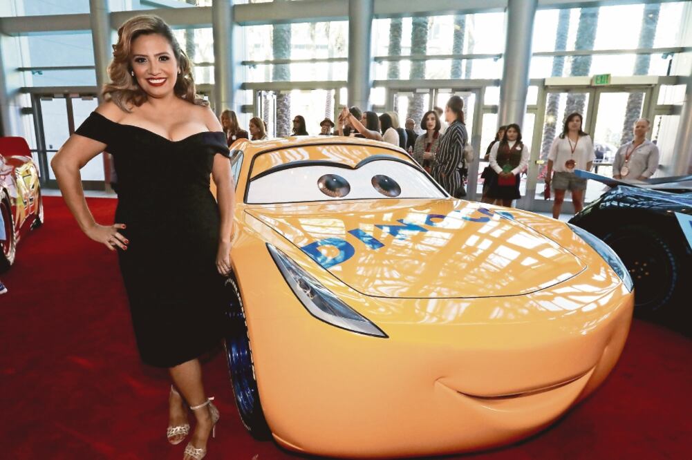 El auto al que dobla la comediante es de origen mexicano (MARIO ANZUONI. REUTERS)