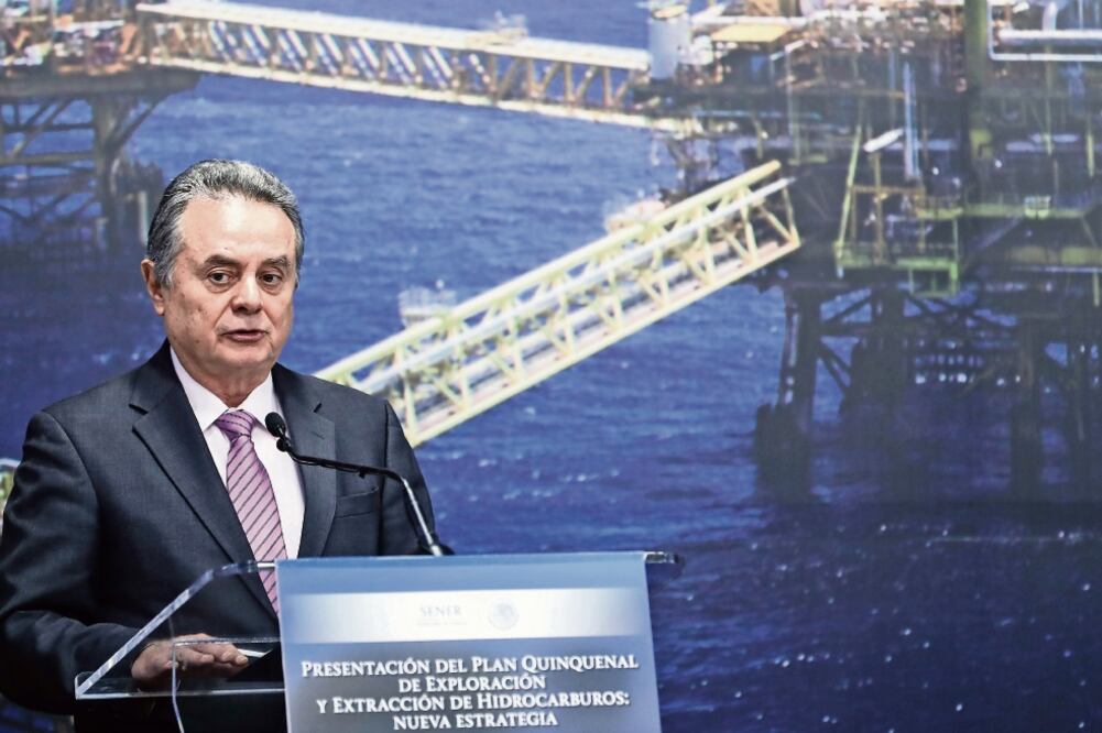 El secretario Pedro Joaquín Coldwell anunció 3 licitaciones: la 2.4 de aguas profundas y terrestres no convencionales; la 3.1 para aguas someras y aguas terrestres convencionales, y la 3.2 para aguas profundas y áreas terrestres no convencionales (GERMÁN)