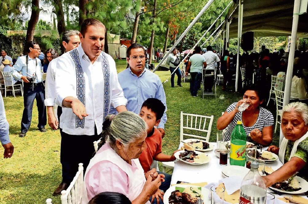 El gobernador de Puebla, Rafael Moreno Valle, acudió ayer a una comida para militantes panistas en el municipio de Tlalixtac, en Oaxaca (ESPECIAL)