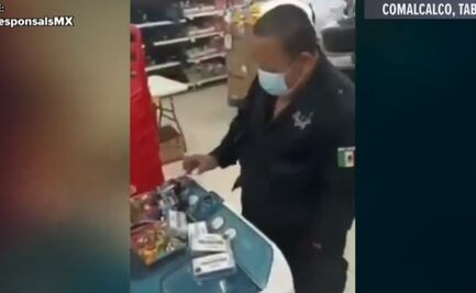 "Sácalo todo"; exhiben en redes a policía por robar dulces y medicamentos en supermercado de Tabasco