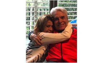 Enrique Guzmán cumple 79 años y su hija Alejandra lo celebra con pastel