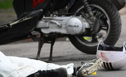 Bache tira a motociclistas y tráiler atropella a su hijo