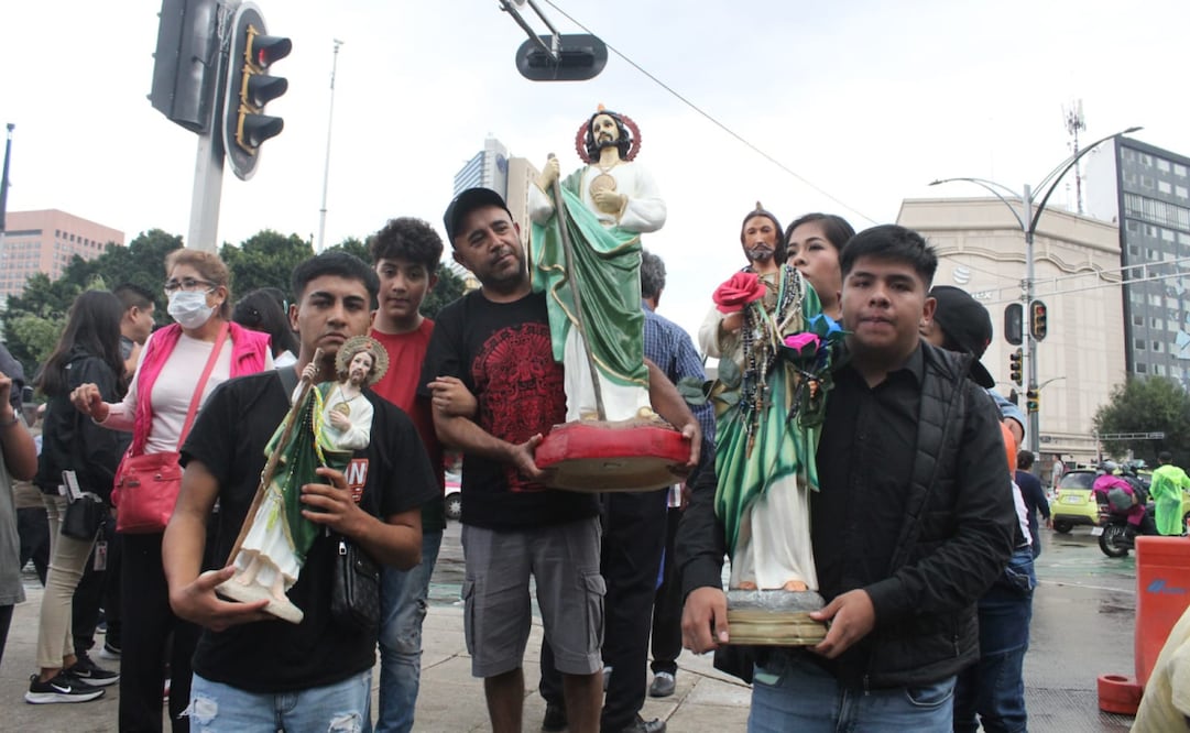 Con una alta afluencia de fieles a San Judas Tadeo es como la Iglesia de San Hipólito recibe hoy a sus fieles.
Fotos: Francisco Rodríguez