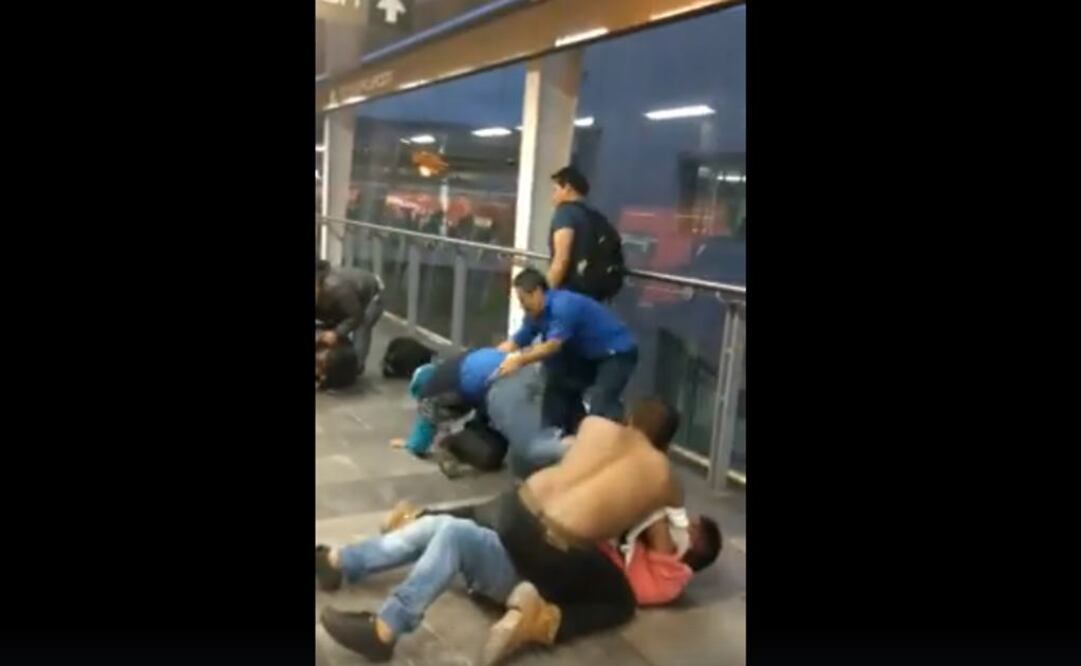 En las imágenes se observa a dos hombres, primero, quienes se golpean en el andén, posteriormente, más sujetos se suman a la pelea