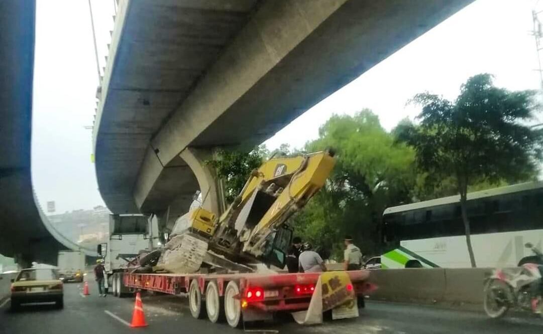 Una máquina de construcción se salió de la plataforma en la que era transportada, en los carriles centrales de la carretera México-Querétaro, a la altura de la colonia La Quebrada. Foto: Especial