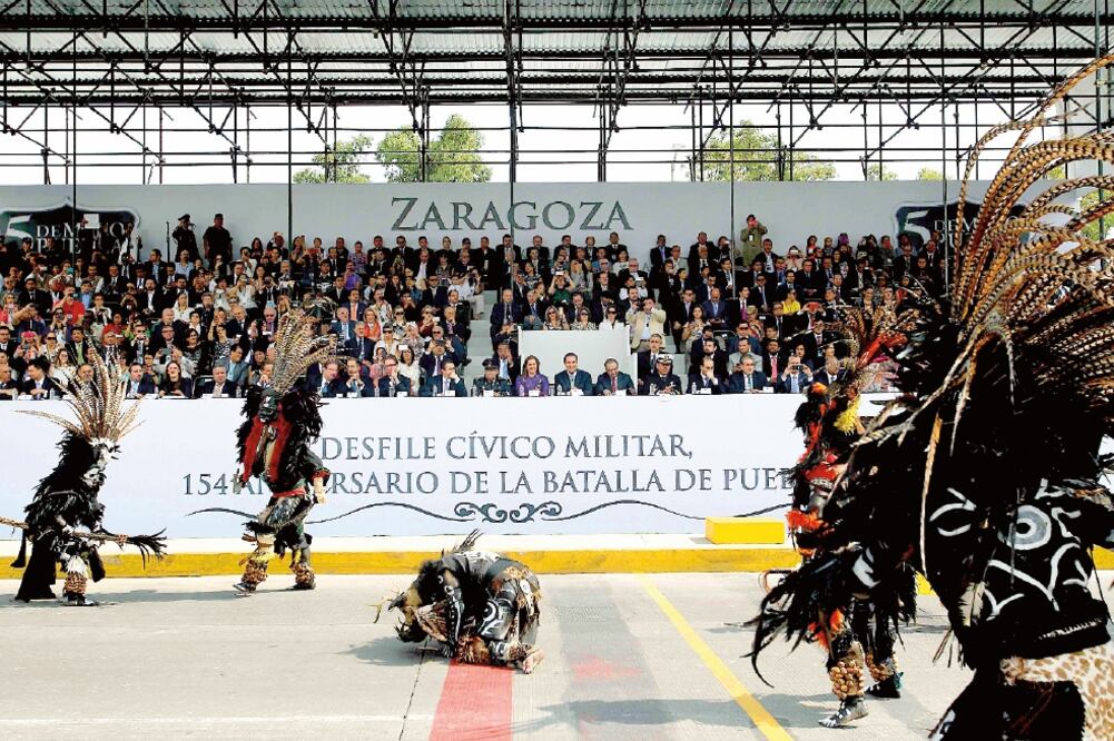 A lo largo de 3.5 kilómetros marcharon los contingentes militares, alumnos y docentes de 29 instituciones educativas, así como grupos de zacapoaxtlas, xochipulcas, tetelenses y charros (ARCHIVO EL UNIVERSAL)