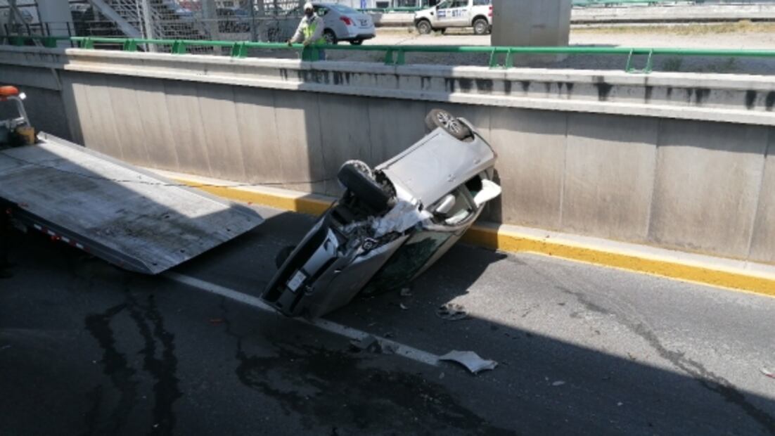 Accidente automovilístico deja cinco lesionados en bajo puente en Toluca 
