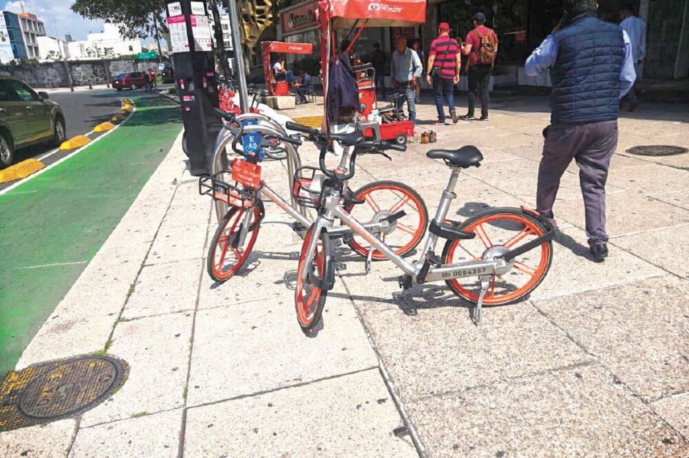 Pese a los operativos para retirar las unidades de Lime y Mobike, que ya no tienen permiso para operar, los usuarios ayer las utilizaron. Foto/EDUARDO HERNÁNDEZ. EL UNIVERSAL
