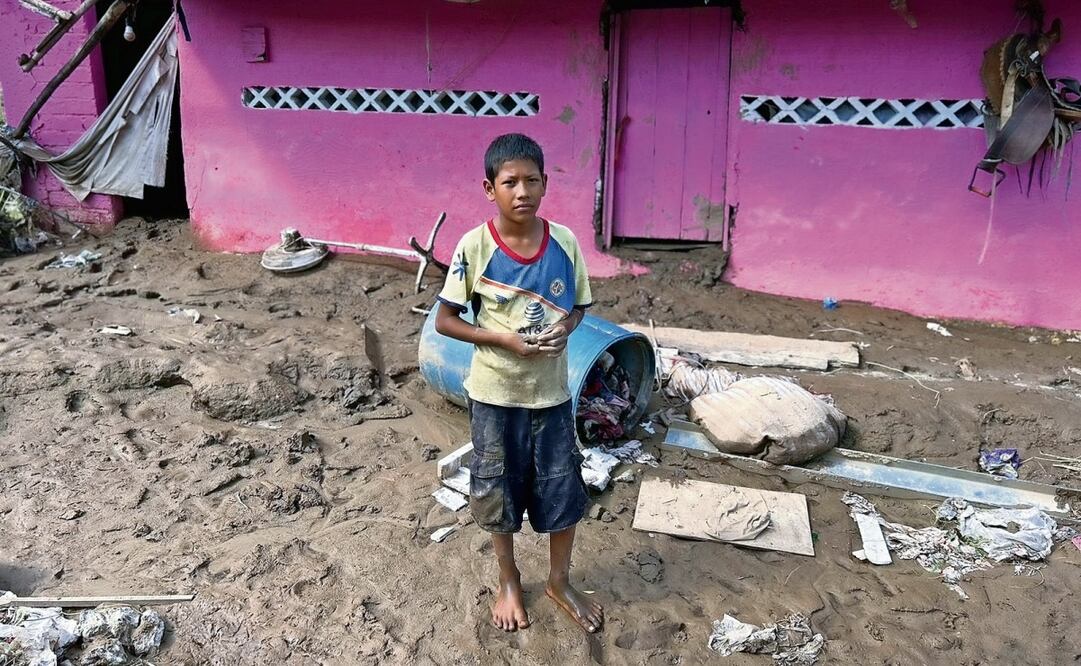 Samuel Rodríguez cuenta que el agua destruyó su casa, perdieron muebles, ropa y todo lo que tenían. Ahora, la familia planea irse de Guerrero antes de octubre del próximo año. Foto: Alelhí Salgado | El Universal