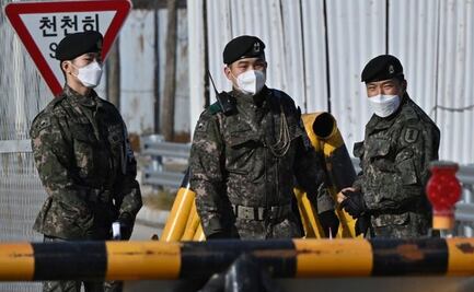 Una persona atraviesa una de las fronteras más militarizadas del mundo entre Corea del Sur y Norcorea