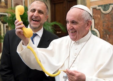 Papa Francisco durmió sin máscara de oxígeno y se mantiene estable, reportan; es un “buen paso”