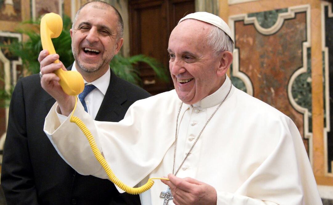 El papa Francisco bromea al lado del presidente de la línea de ayuda "Teléfono Amigo", Dario Briccola, durante una audiencia en el Vaticano, el sábado 11 de marzo de 2017. Foto: AP