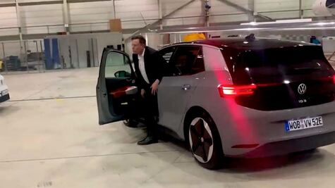 Elon Musk maneja el nuevo auto eléctrico de Volkswagen junto con el director de la marca