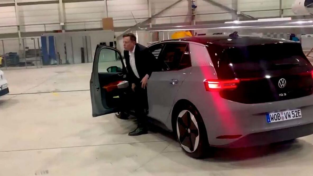 Elon Musk maneja el nuevo auto eléctrico de Volkswagen junto con el director de la marca