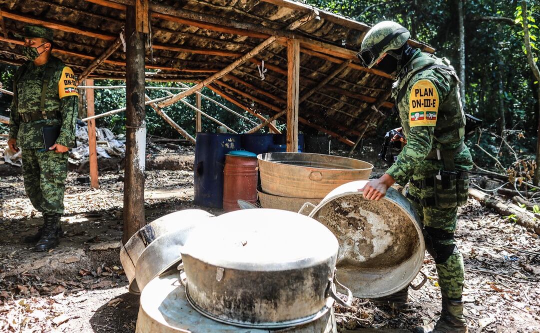 Un laboratorio también fue destruido por militares. Foto: EFE