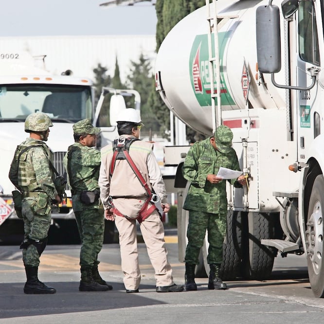 En la terminal de abastecimiento de Toluca, soldados supervisan la entrada y salida de trabajadores y de pipas cargadas de combustible. JORGE ALVARADO. EL UNIVERSAL