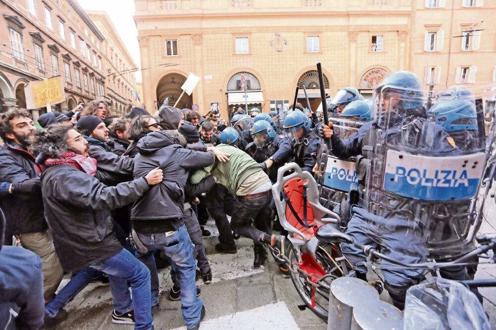 Choque. Policías antidisturbios se enfrentaron ayer personas que participaban en la protesta contra una manifestación de extrema derecha en Bolonia, Italia. (GIORGIO BENVENUTI. EFE)