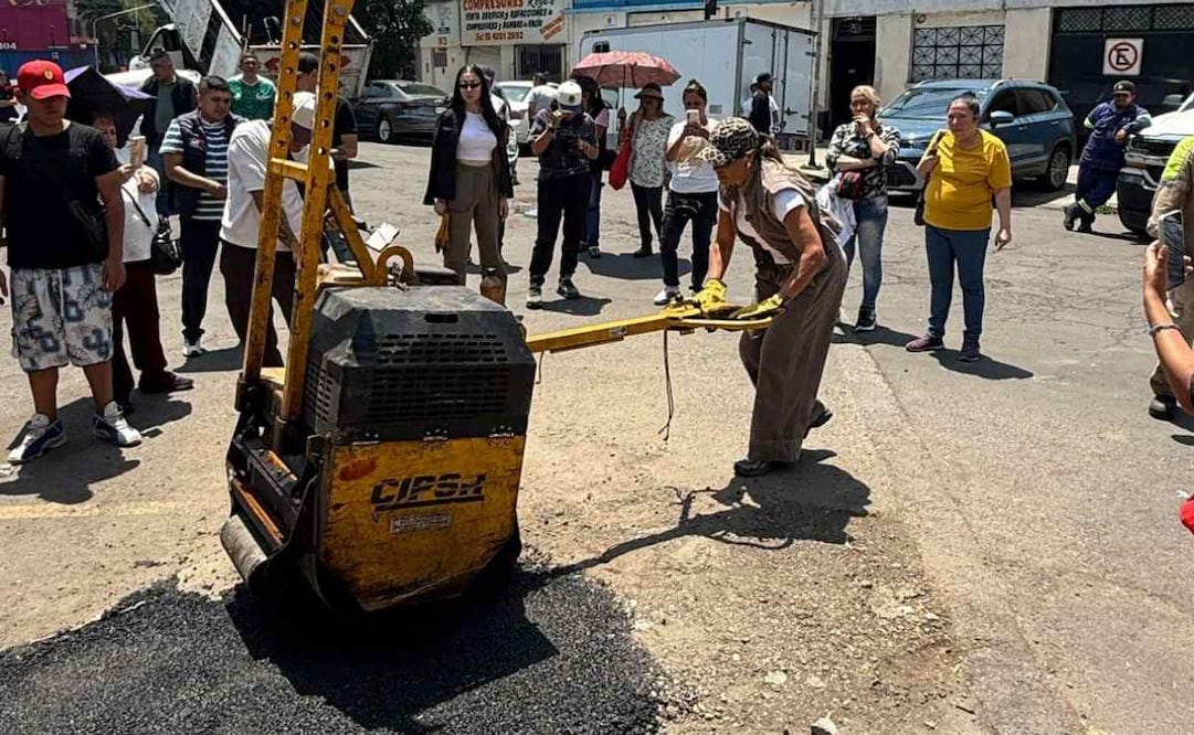 Alcaldesa de Cuauhtémoc realiza jornada de bacheo en colonias Obrera y Doctores; atienden 248 baches.
Foto: Especial.
