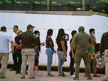 Deportaciones en EU: Trump invoca Ley de Enemigos Extranjeros de 1798 para acelerar expulsiones de miembros del Tren de Aragua