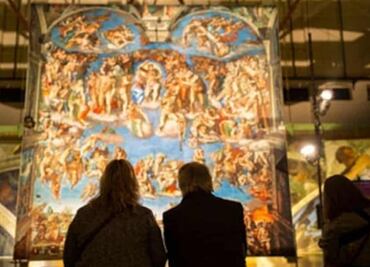 Capitalinos rompen en llanto tras visitar Capilla Sixtina en el Zócalo de la CDMX