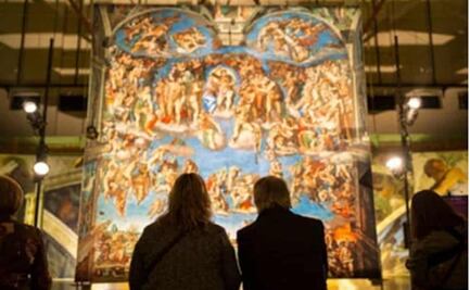 Capitalinos rompen en llanto tras visitar Capilla Sixtina en el Zócalo de la CDMX