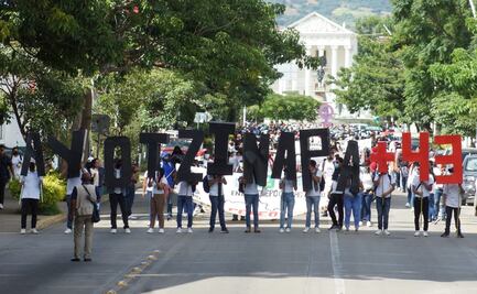 Marchan en los estados por los 43 normalistas de Ayotzinapa, a 8 años de su desaparición 