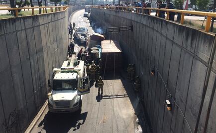 Vuelca tráiler en Circuito Interior; se desprende contenedor