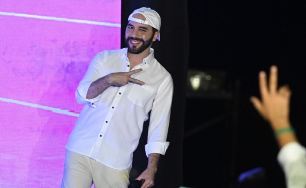 Como estrella de rock, Nayib Bukele anuncia la "ciudad del Bitcoin" en El Salvador