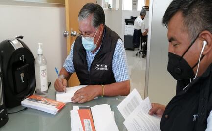 Entregan tarjetas electrónicas de bonos de combustible a 9 empresas de transporte público en CDMX