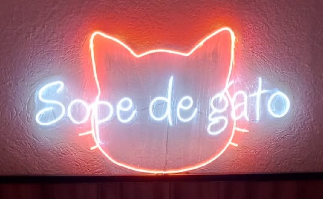 Vainilla, la gatita que inspiró este negocio, y los famosos sopes te esperan en la colonia Roma. Foto: Cortesía Sope Gato
