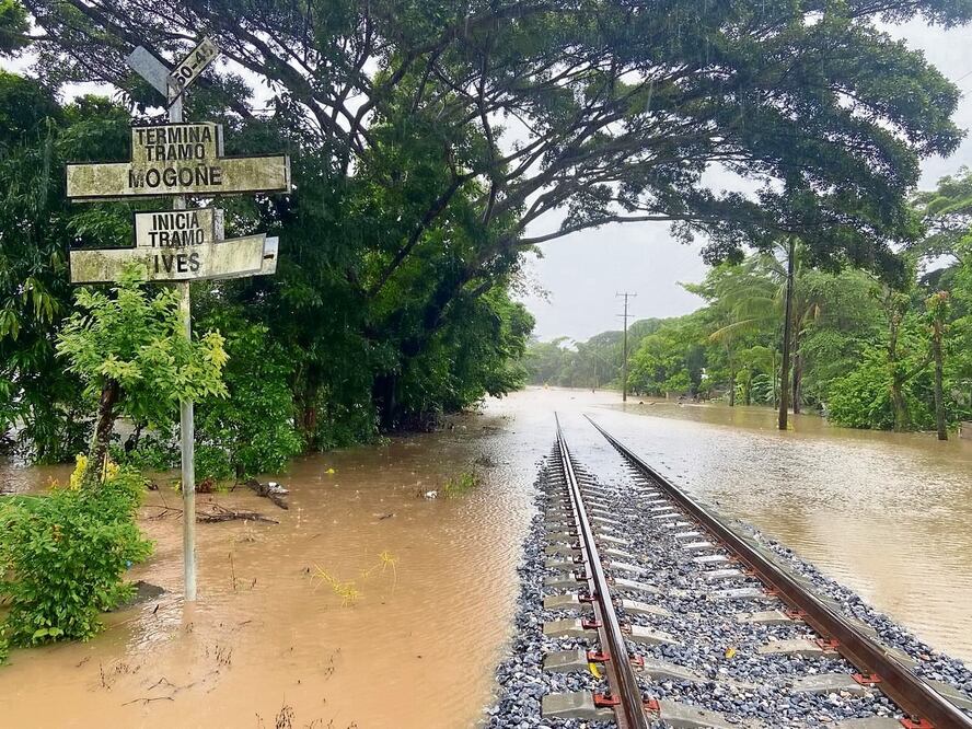 Por las lluvias, un tramo de las vías de la línea Z del Tren Transístmico quedó prácticamente bajo el agua. Foto Especial