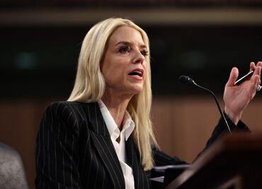 Senado de EU confirma a Pam Bondi como fiscal general de EU; asegura que acabará con "politización" del Departamento de Justicia